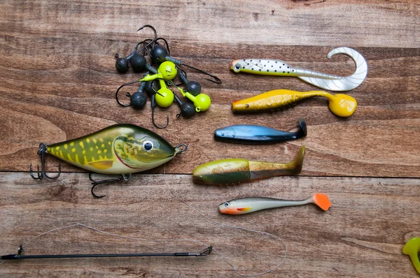Balık tutma yemler üzerinde ahşap arka plan izole — Stok fotoğraf