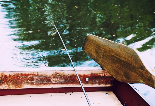 Dentro da vista do barco com haste de pesca — Fotografia de Stock