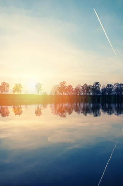 在湖的日落景观 — 图库照片