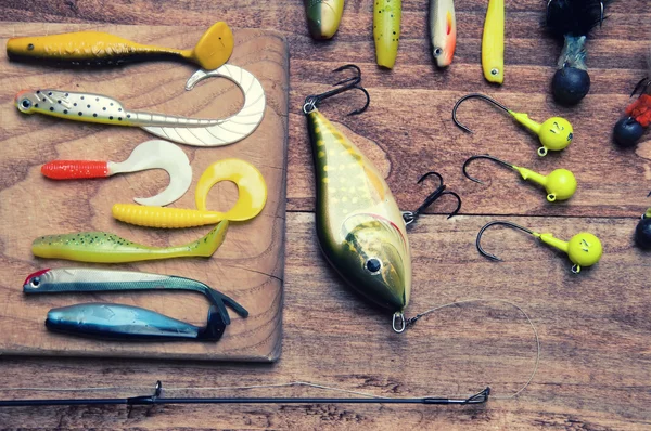 Cebos de pesca aislados sobre fondo de madera — Foto de Stock