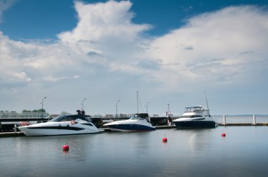 Tekneler ve yatlar kıyı demirleme