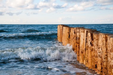 Dalgakıran deniz ve mavi gökyüzü üzerinde