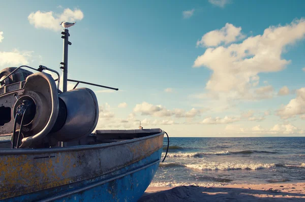 Oude vissersboot afgemeerd aan het strand — Stockfoto