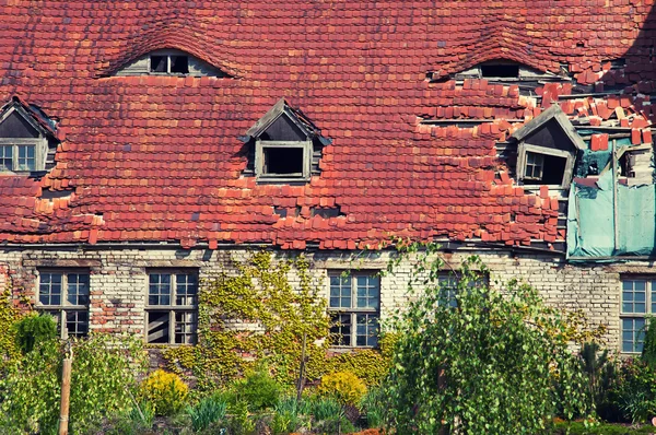 Stary dach pomarańczowy cegły z retro windows — Zdjęcie stockowe