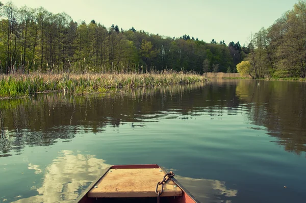 春天的河流、小船和森林 — 图库照片