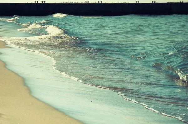 Κύμα του γαλάζιου ωκεανού στην αμμώδη παραλία — Φωτογραφία Αρχείου