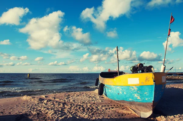 Sahilde demirleyen eski balıkçı teknesi