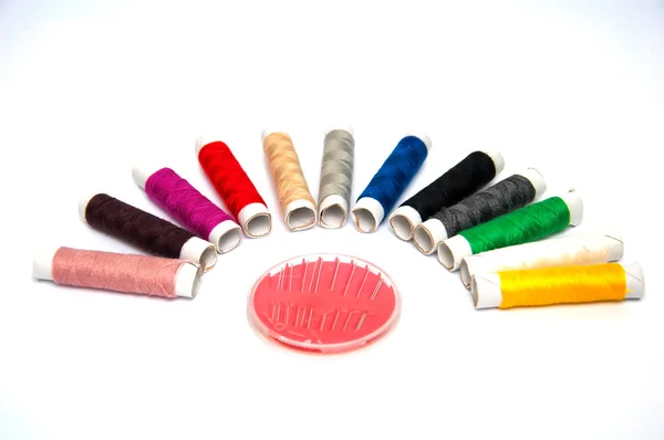 Dikiş ipliği ve beyaz arka plan üzerinde izole iğne