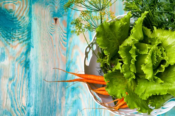 Wortel, salad dan adas di meja kayu biru — Stok Foto