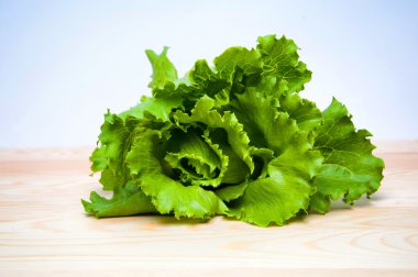 Tahta masada taze yeşil salata.