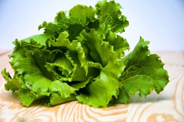 Tahta masada taze yeşil salata.