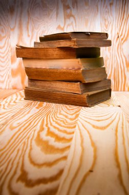 Sahaf kitaplar Vintage ahşap yüzeyde kazık