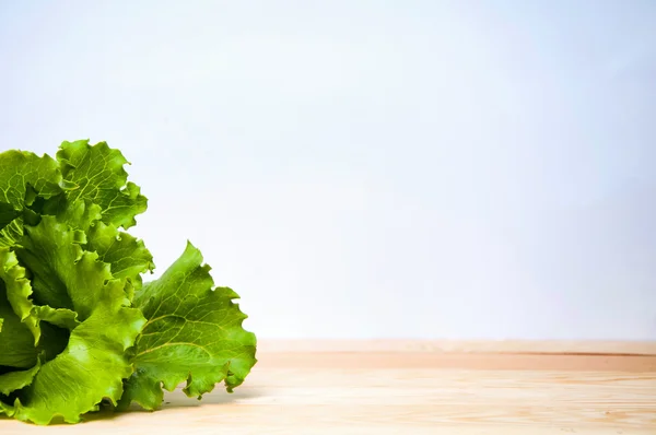 Salad hijau segar di meja kayu — Stok Foto