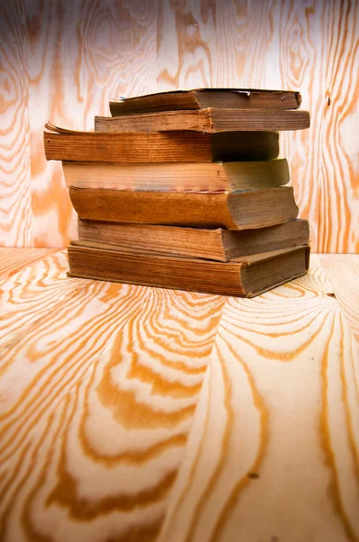 Sahaf kitaplar Vintage ahşap yüzeyde kazık