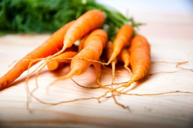 Tahta masadaki havuçlar