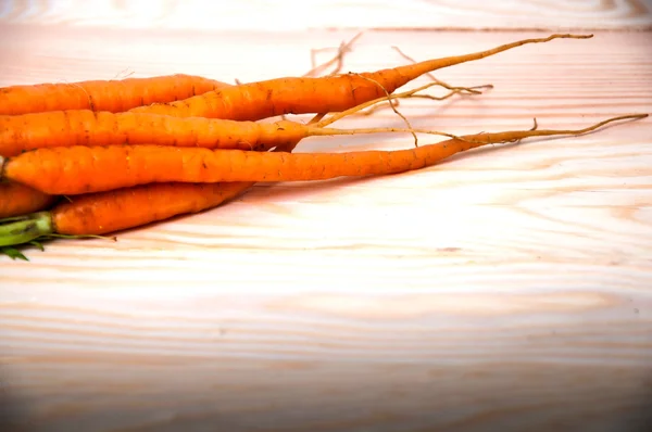 Cenouras na mesa de madeira — Fotografia de Stock