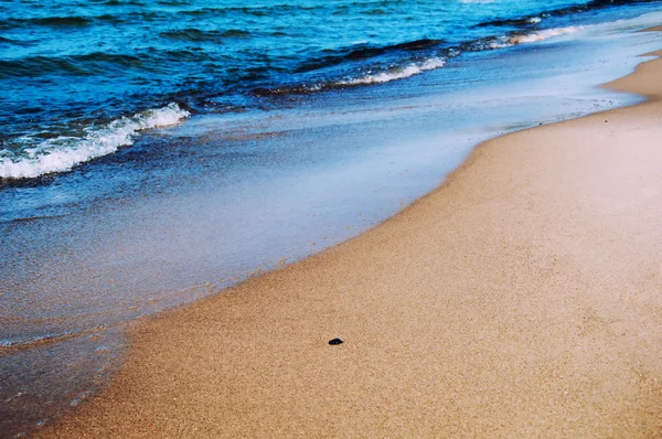 Ola de océano azul en la playa de arena — Foto de Stock