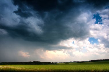 Çayır üzerinde kara bulutlar fırtına