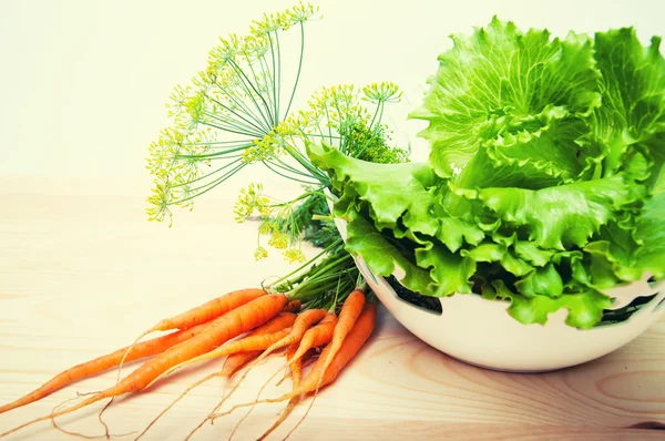 Cenouras, salada e funcho em mesa de madeira — Fotografia de Stock