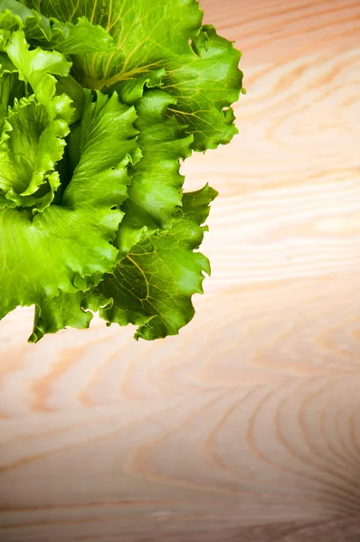 Salad selada diisolasi pada latar belakang kayu — Stok Foto