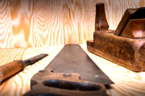 Набор плотников рабочих инструментов: плоскость, стамеска, пила — стоковое фото