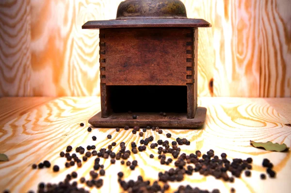 Molino de pimienta vintage y especias secas sobre fondo de madera — Foto de Stock
