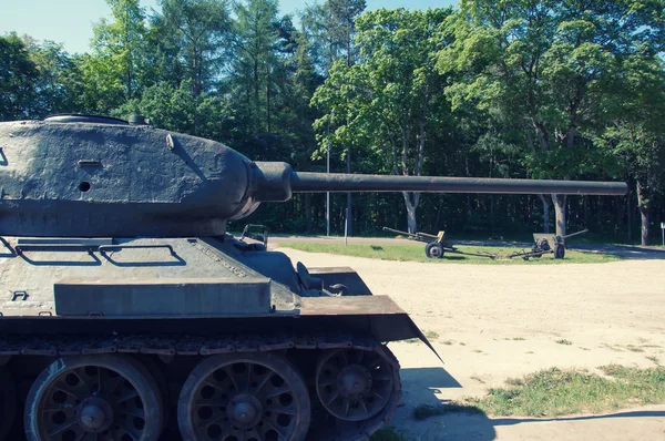 Старый послевоенный танк возле леса — стоковое фото