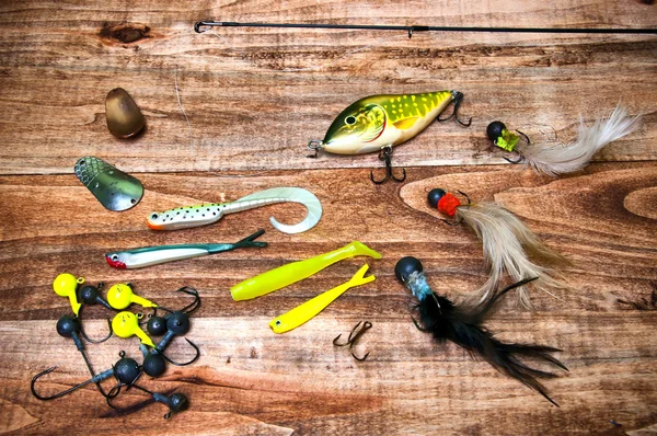 Cebos de pesca aislados sobre fondo de madera — Foto de Stock