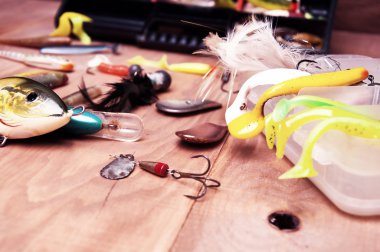 Balık tutma yemler üzerinde ahşap arka plan izole