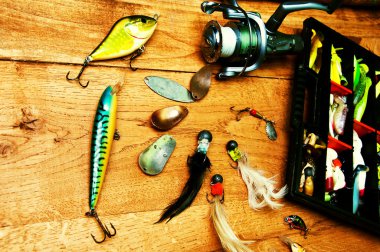 Balık tutma Yemler ve ahşap arka plan üzerinde izole çubuk