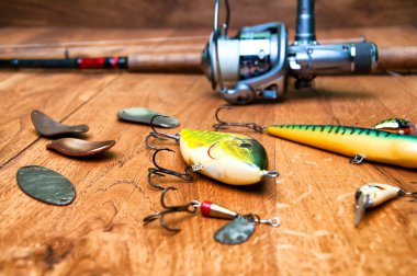 Balık tutma Yemler ve ahşap arka plan üzerinde izole çubuk