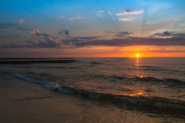 deniz üzerinde görkemli günbatımı