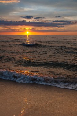 deniz üzerinde görkemli günbatımı