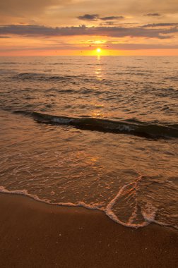 deniz üzerinde görkemli günbatımı