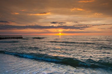 deniz üzerinde görkemli günbatımı