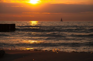 deniz üzerinde görkemli günbatımı