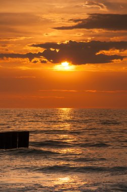 deniz üzerinde görkemli günbatımı