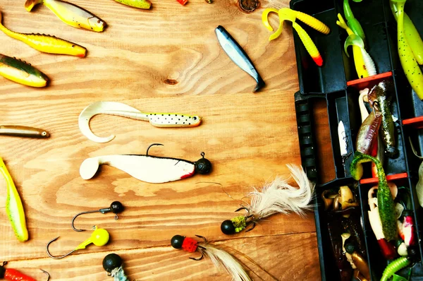 Cebos de pesca aislados sobre fondo de madera — Foto de Stock