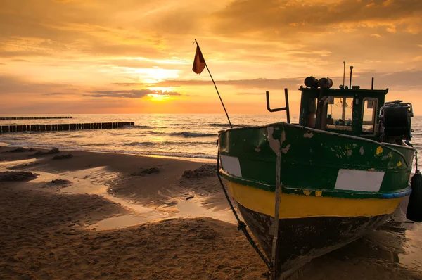 Balıkçı tekne üzerinde görkemli günbatımı