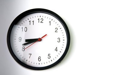 Siyah saat beyaz arkaplanda izole edildi