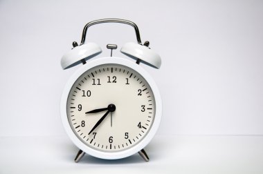 Beyaz arkaplanda beyaz alarm saati izole edildi