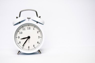 Beyaz arkaplanda beyaz alarm saati izole edildi
