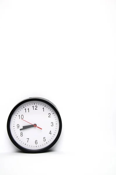 Svart klocka isolerad på vit bakgrund — Stockfoto