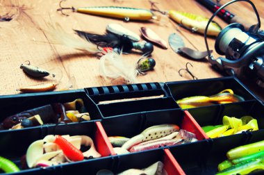 Balık tutma Yemler ve ahşap arka plan üzerinde izole çubuk