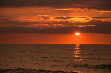 deniz üzerinde görkemli günbatımı