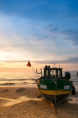 Balıkçı tekne üzerinde görkemli günbatımı