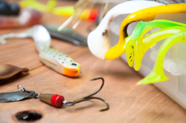 Cebos de pesca aislados sobre fondo de madera — Foto de Stock