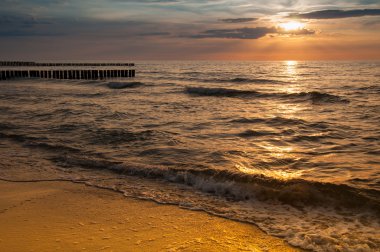 deniz üzerinde görkemli günbatımı