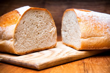 Tahta zeminde taze ekmek