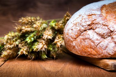 Tahta zeminde taze ekmek ve buğday